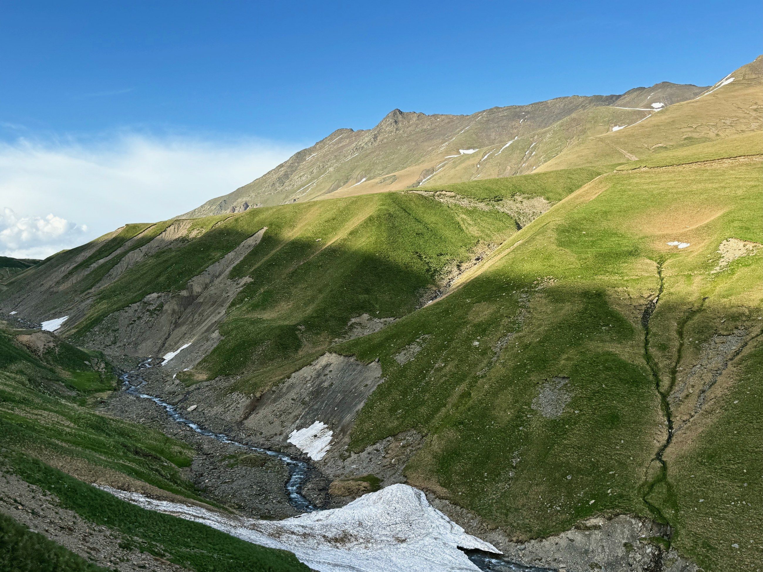Böyük Qafqazda yaşıl yamaclar arasından axan dağ çayı